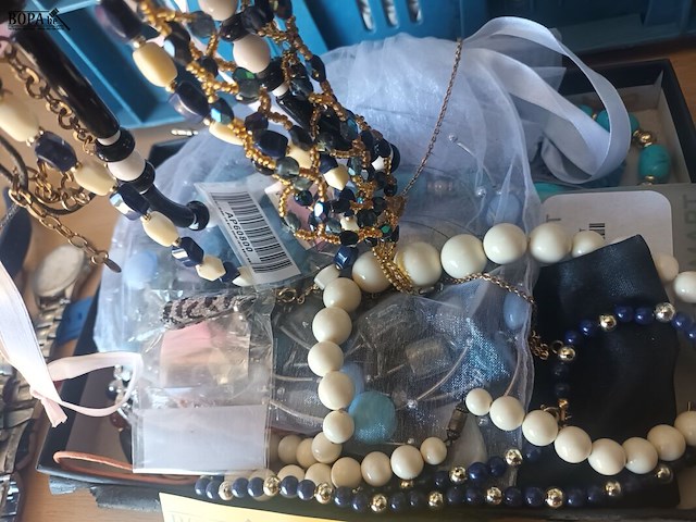 Lot 4 - doos met fantasie juwelen - afbeelding 3 van  3