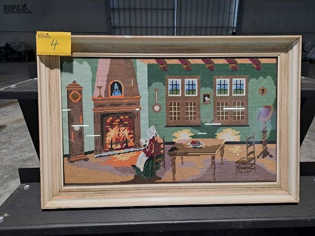 Lot 4 - geborduurd schilderij traditionele woonkamer 17de eeuw in ka - afbeelding 1 van  2