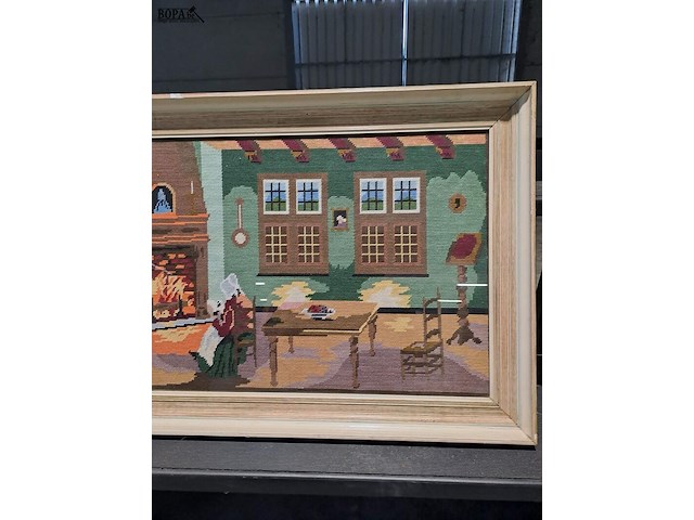 Lot 4 - geborduurd schilderij traditionele woonkamer 17de eeuw in ka - afbeelding 2 van  2