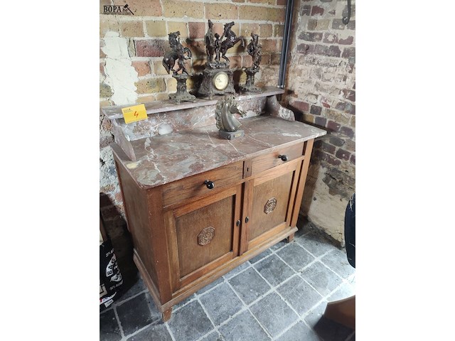 Lot 4 - houten kast met marmeren blad en schouwgarnituur - afbeelding 1 van  5