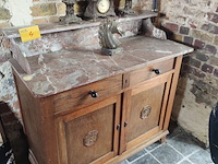 Lot 4 - houten kast met marmeren blad en schouwgarnituur