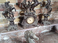 Lot 4 - houten kast met marmeren blad en schouwgarnituur - afbeelding 2 van  5