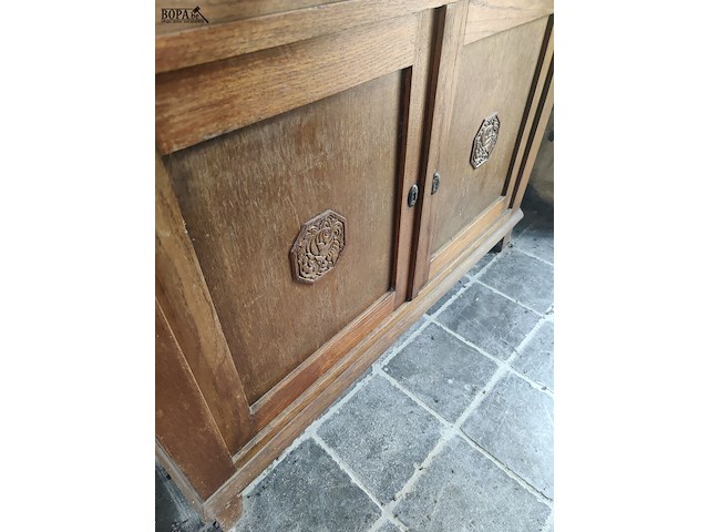 Lot 4 - houten kast met marmeren blad en schouwgarnituur - afbeelding 3 van  5