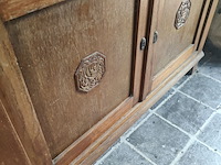 Lot 4 - houten kast met marmeren blad en schouwgarnituur - afbeelding 3 van  5