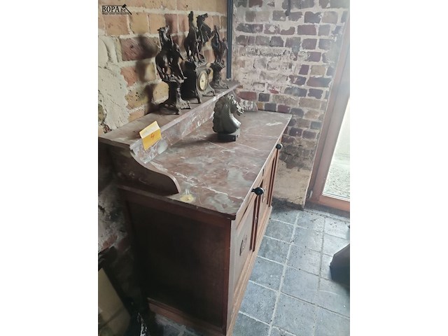 Lot 4 - houten kast met marmeren blad en schouwgarnituur - afbeelding 5 van  5