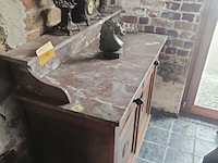 Lot 4 - houten kast met marmeren blad en schouwgarnituur - afbeelding 5 van  5