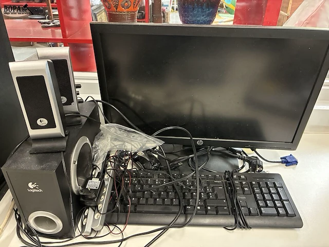 Lot 4 - lot boxen/computerscherm/muis - afbeelding 1 van  6