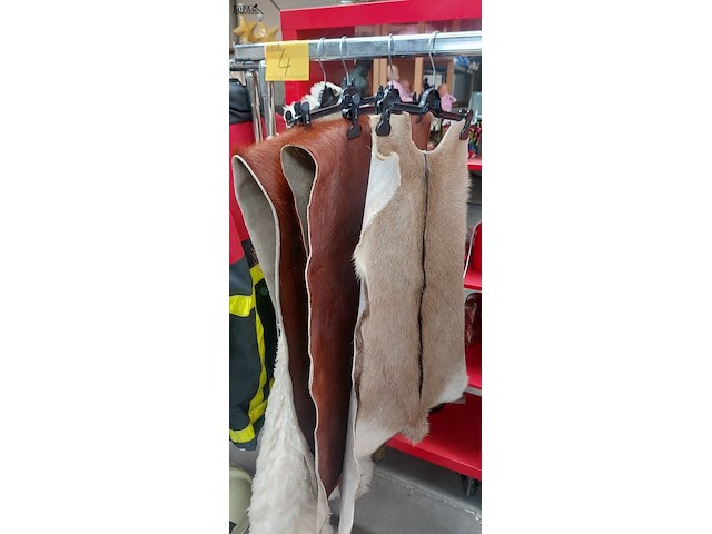Lot 4 - lot dierenhuiden, ong. 4 stuks - afbeelding 1 van  2