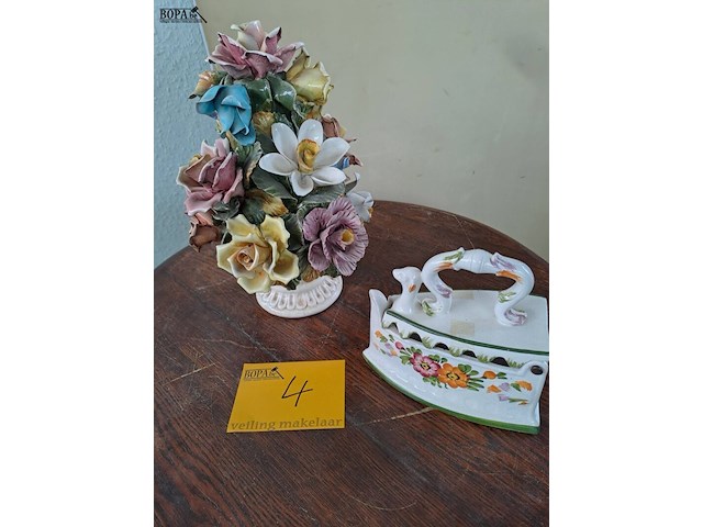 Lot 4 - lot duo vintage italiaanse capo dimonte stijl vaas, handgesc - afbeelding 1 van  1