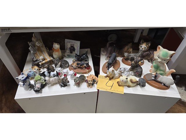Lot 4 - lot miniatuurbeeldjes poezen ong 29 stuks - afbeelding 1 van  3
