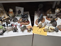 Lot 4 - lot miniatuurbeeldjes poezen ong 29 stuks - afbeelding 1 van  3