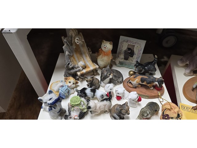 Lot 4 - lot miniatuurbeeldjes poezen ong 29 stuks - afbeelding 2 van  3