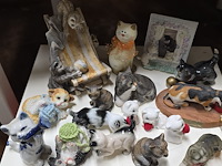 Lot 4 - lot miniatuurbeeldjes poezen ong 29 stuks - afbeelding 2 van  3