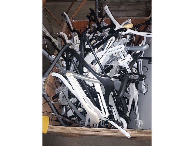 Lot 4 - lot plastieken kleerhangers - afbeelding 1 van  2