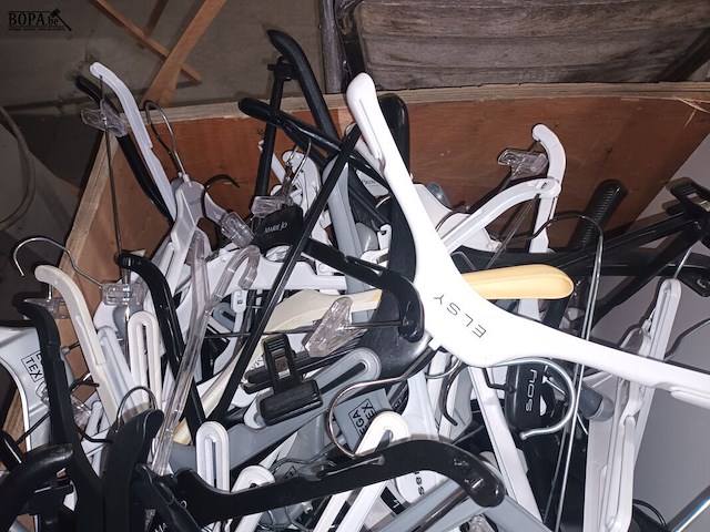 Lot 4 - lot plastieken kleerhangers - afbeelding 2 van  2
