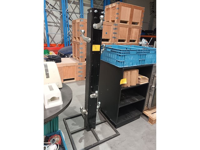 Lot 4 - metalen presentatiezuil voor trekhaken - afbeelding 1 van  3