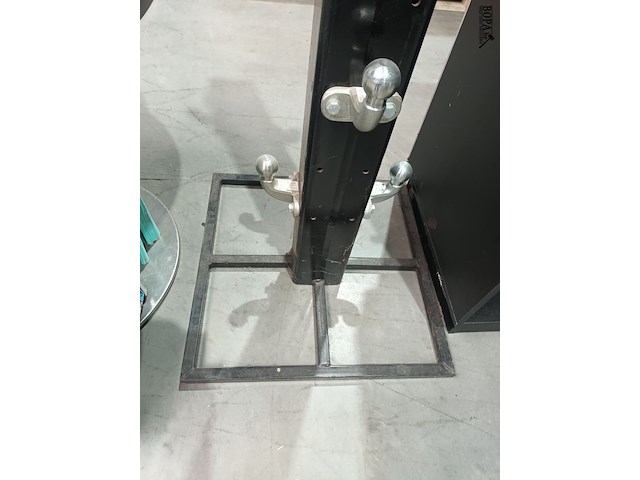 Lot 4 - metalen presentatiezuil voor trekhaken - afbeelding 2 van  3