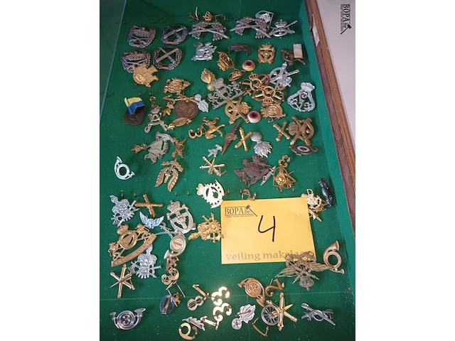 Lot 4 - militaire vintage insignes. 60 stuks - afbeelding 1 van  6