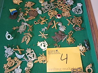Lot 4 - militaire vintage insignes. 60 stuks