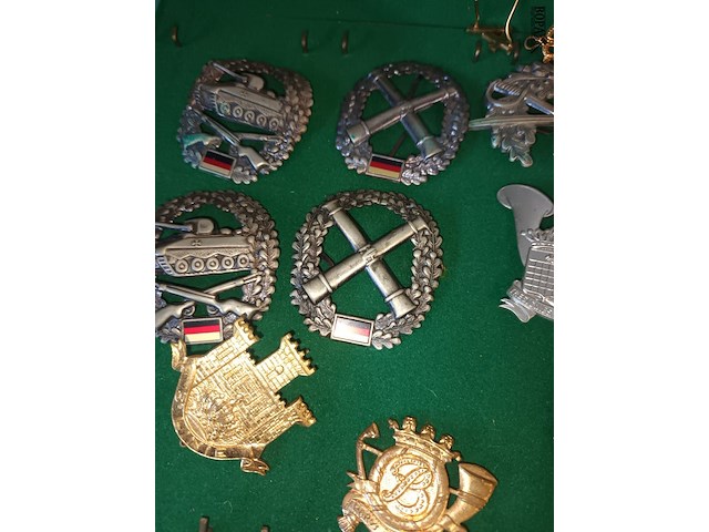 Lot 4 - militaire vintage insignes. 60 stuks - afbeelding 2 van  6