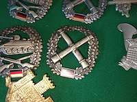 Lot 4 - militaire vintage insignes. 60 stuks - afbeelding 2 van  6