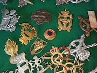 Lot 4 - militaire vintage insignes. 60 stuks - afbeelding 3 van  6