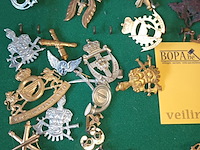 Lot 4 - militaire vintage insignes. 60 stuks - afbeelding 5 van  6