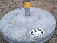 Lot 4 - parasol met voet - afbeelding 2 van  4