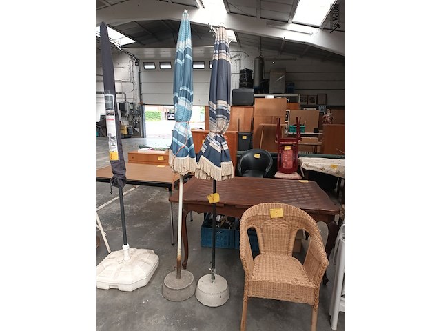 Lot 4 - strandparasols - 2 stuks - afbeelding 1 van  3