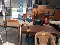 Lot 4 - strandparasols - 2 stuks - afbeelding 1 van  3