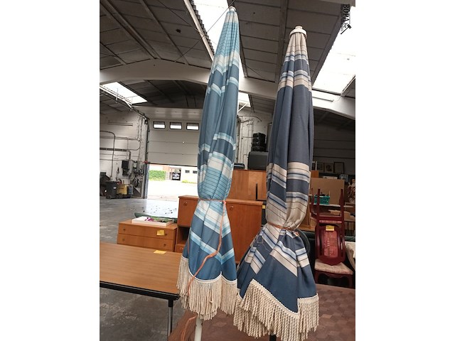 Lot 4 - strandparasols - 2 stuks - afbeelding 2 van  3