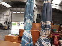 Lot 4 - strandparasols - 2 stuks - afbeelding 2 van  3