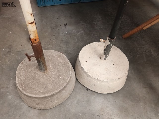 Lot 4 - strandparasols - 2 stuks - afbeelding 3 van  3