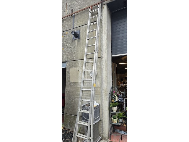 Lot 4 - uitschuifbare ladder 2 x 16 treden - afbeelding 1 van  5