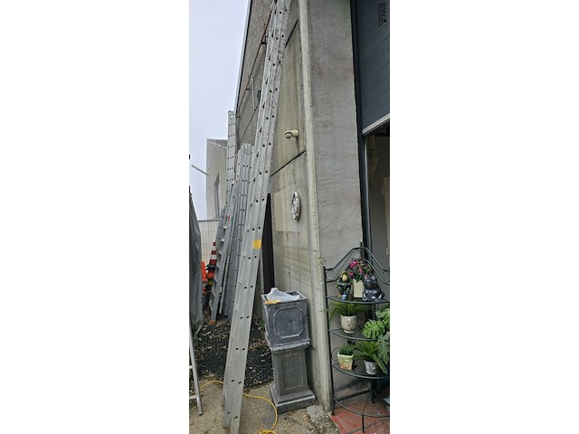 Lot 4 - uitschuifbare ladder 2 x 16 treden - afbeelding 2 van  5