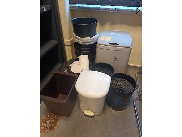 Lot 4 - vuilnisbakken en handdoekpapier - afbeelding 2 van  2