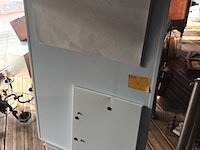 Lot 4 - whiteboard en magneetbordje