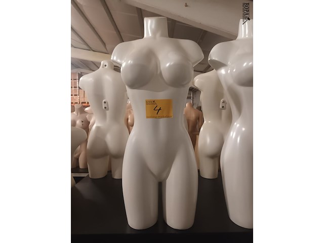 Lot 4 - witte torso vrouw - afbeelding 1 van  3