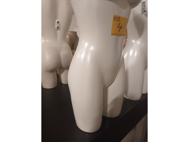 Lot 4 - witte torso vrouw - afbeelding 3 van  3