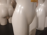 Lot 4 - witte torso vrouw - afbeelding 3 van  3