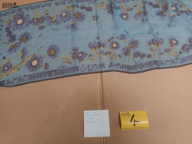 Lot 4 - zijden sjaal - afbeelding 1 van  2