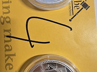 Lot 4 - zilveren 5 dollar munt uit tokelau 2 stuks - afbeelding 1 van  3