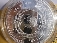Lot 4 - zilveren 5 dollar munt uit tokelau 2 stuks - afbeelding 2 van  3