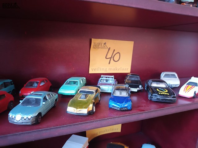 Lot 40 - auto’s op schaal. 12 stuks - afbeelding 1 van  4