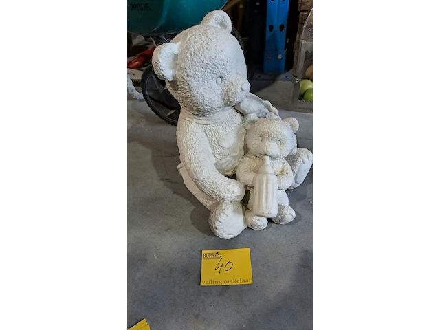 Lot 40 - betonnen wit tuinbeeld berenmoeder en baby - afbeelding 1 van  2