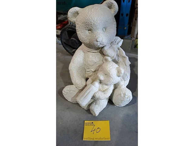 Lot 40 - betonnen wit tuinbeeld berenmoeder en baby - afbeelding 2 van  2