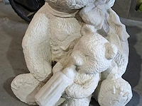 Lot 40 - betonnen wit tuinbeeld berenmoeder en baby - afbeelding 2 van  2