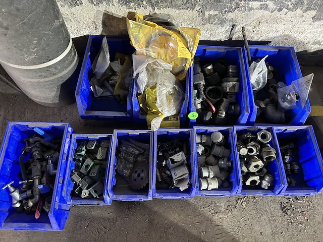 Lot 40 - diverse koppelingen en kraan benodigdheden - afbeelding 9 van  9