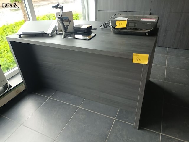Lot 40 - grijze bureau - afbeelding 1 van  2