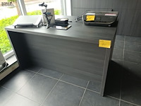 Lot 40 - grijze bureau - afbeelding 1 van  2